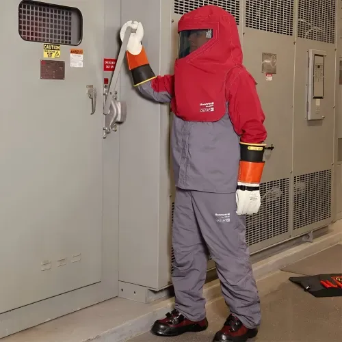 Kit de traje de maniobra contra arco electrico Salisbury PROWEAR PLUS talla M 40 cal/cm2